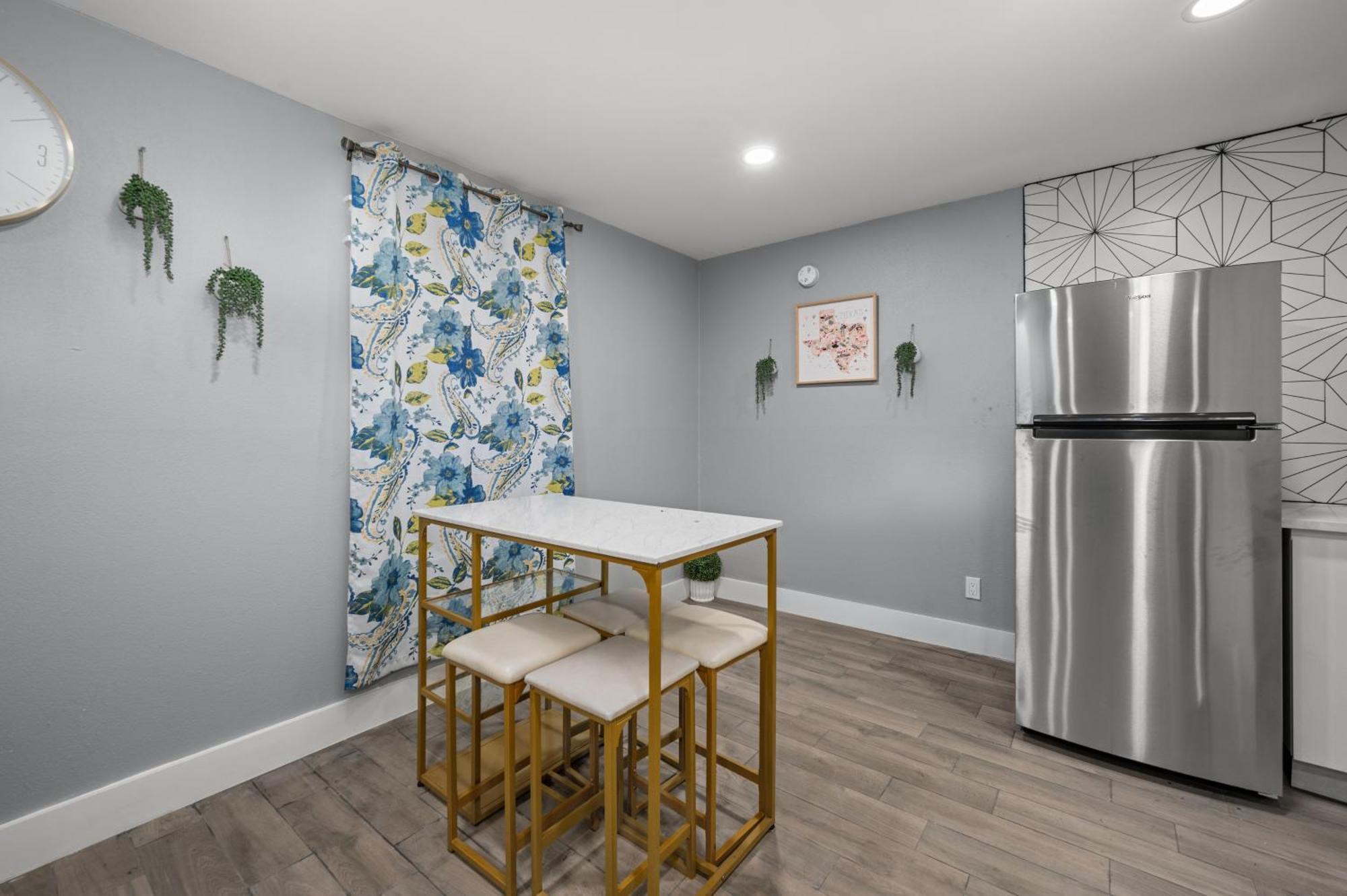 Comfortable 2Br Uptown Escape With Free Park Houston Exterior photo